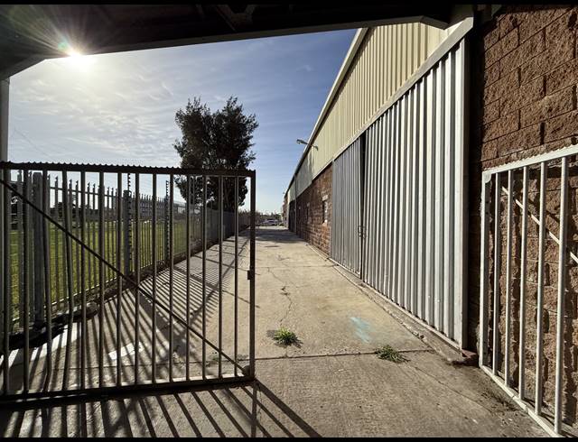 2,330M² WAREHOUSE TO LET IN RETREAT